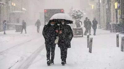 İstanbul'da beklenen kar yağışı başladı. Kentin birçok noktasında yağış etkisini