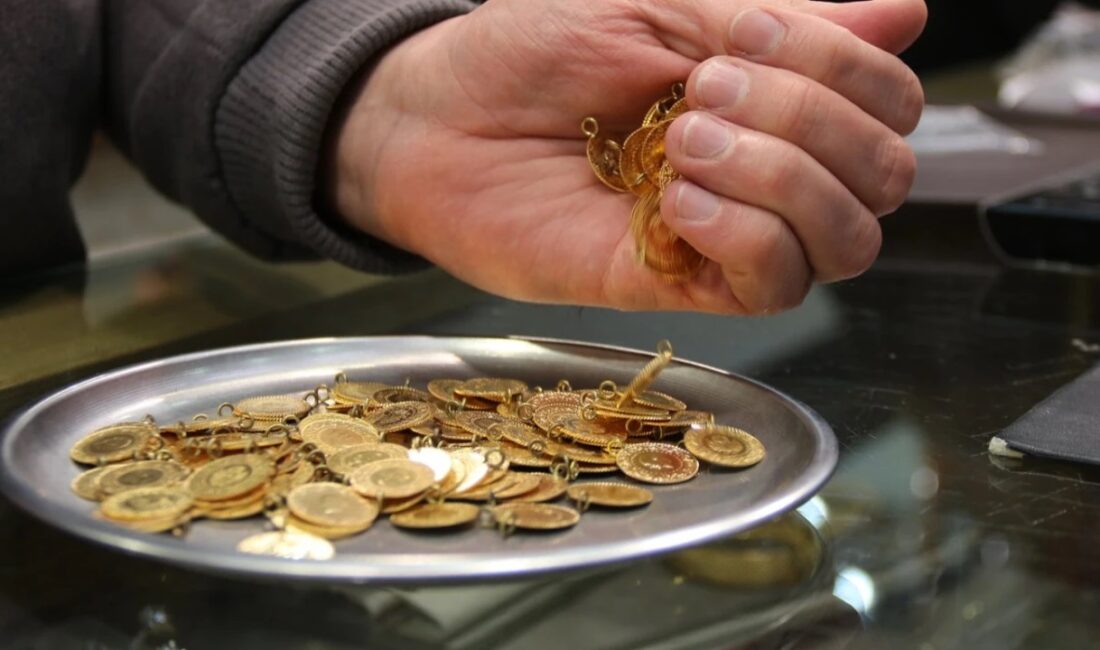 Altın fiyatları, haftanın son işlem gününe rekor seviyelere yakın başladı.