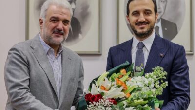 Siyasetin gündemi 2 yıl önceki CHP Kurultayı olsa da AK