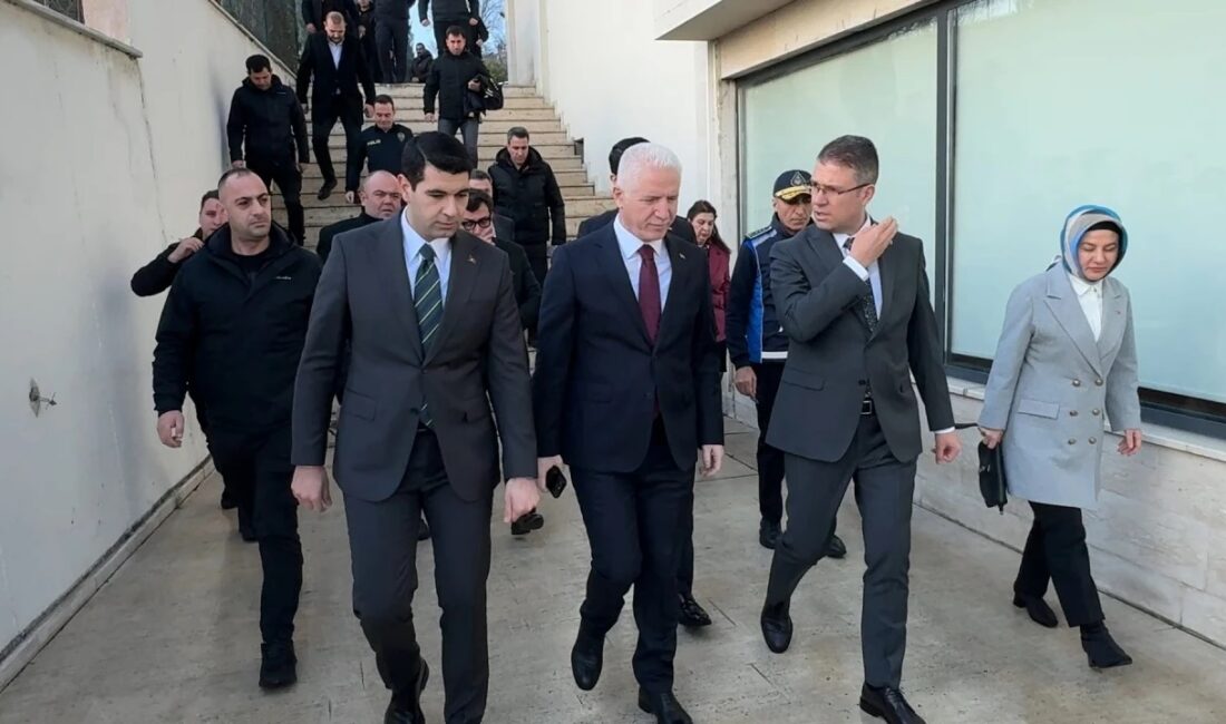 İstanbul Valisi Davut Gül, Avcılar Belediyesi Sosyal Tesisleri'nde düzenlenen toplantıda