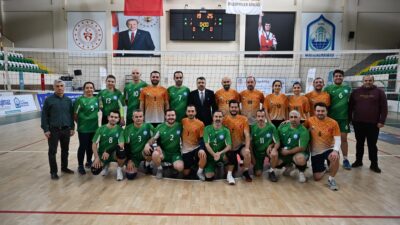 Bursa Belediyeler Birliği'nin düzenlediği Belediyeler Arası Voleybol Dostluk Turnuvası'nı izleyen