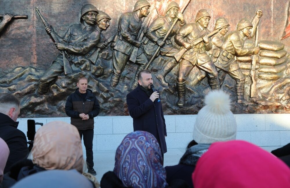 Başkan Mustafa Candaroğlu, belediye birim müdürleriyle birlikte Çanakkale’de şehit ve