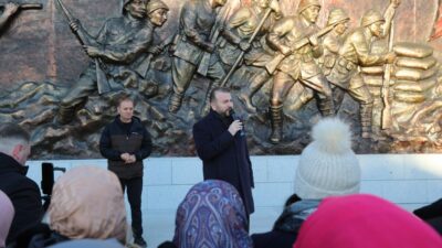 Başkan Mustafa Candaroğlu, belediye birim müdürleriyle birlikte Çanakkale’de şehit ve