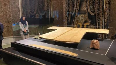 Hz. Muhammed'in vasiyetiyle Veysel Karani Hazretleri'ne hediye edilen kutsal emanetlerden