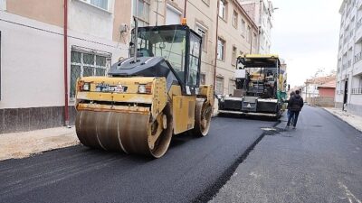 Koçakdede Mahallesi’nde çalışma başlatan ekipler, zamanla deforme olan sokakları sıcak