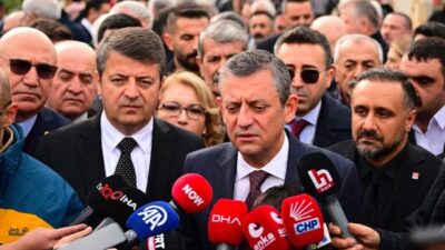 CHP Genel Başkanı Özgür Özel, Beykoz Belediyesi'nin önünde açıklamalarda bulundu.