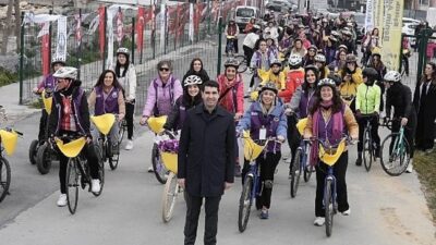 Avcılarlı kadınlar, sarı bezleri bisikletlerine asarak etkinlik yaptı. "Bugün, bu