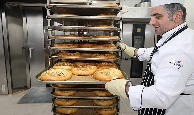Ramazan ayının bereketi, Kocaeli’de Hızır 41-Afet Mutfağı’nda Ramazan pidesi üretimiyle