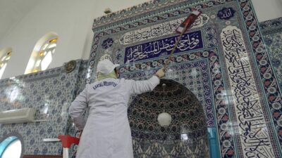 Kartal Belediyesi, Ramazan Bayramı öncesinde ilçe genelindeki ibadethanelerde temizlik çalışmalarını
