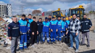Bağcılar Belediyesi temizlik işçileri, Bağcılar’da bir esnafın yanlışlıkla çöpe attığı
