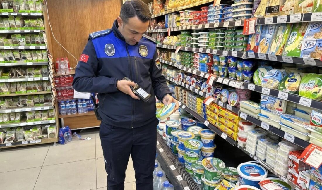 Zeytinburnu Belediyesi zabıta ekipleri, depremin ardından zincir marketlerde fahiş fiyat