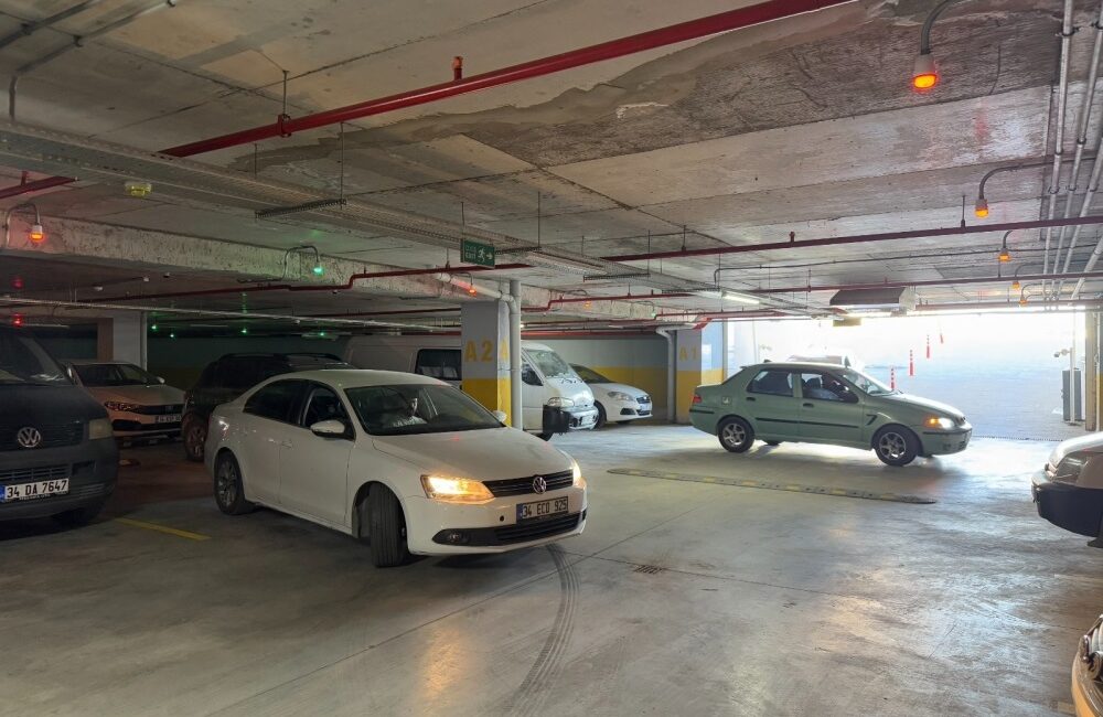 Anadolu Mahallesi’nde yapımı tamamlanan 140 araç kapasiteli kapalı otopark, vatandaşların