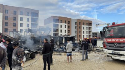 Arnavutköy’de şantiye konteynerlarında yangın: İşçiler son anda kurtuldu
Elektrikli sobadan çıktığı
