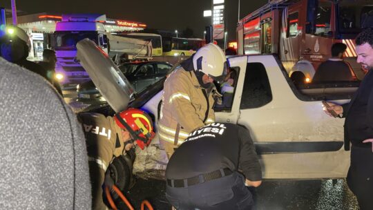 (İHA) - İstanbul'un Arnavutköy ilçesinde gece saatlerinde meydana gelen trafik
