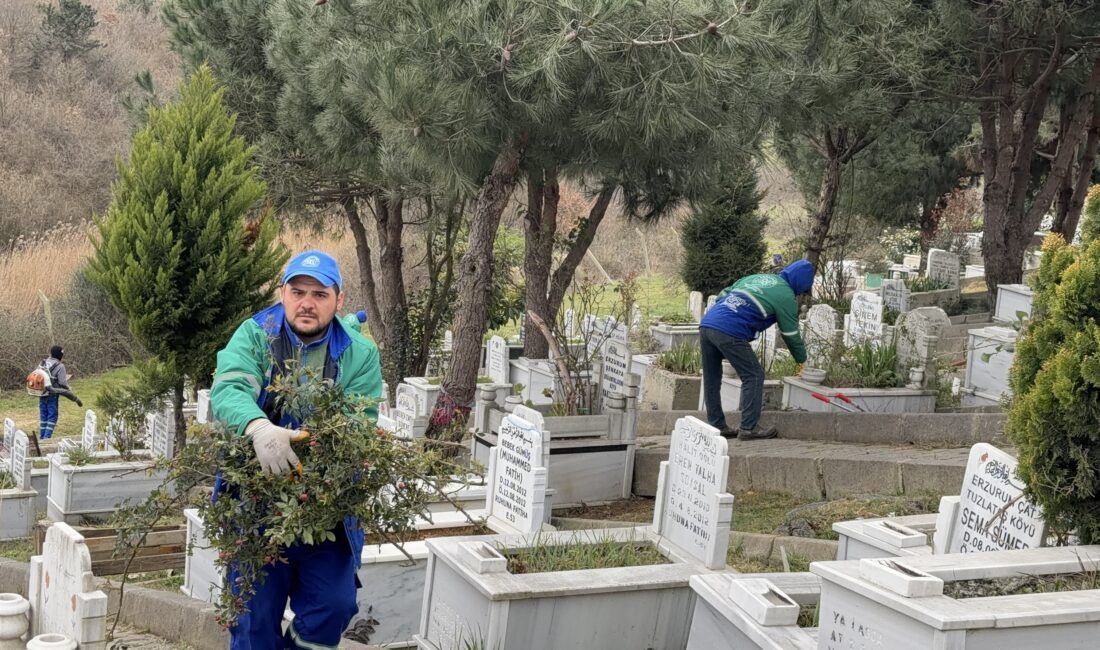 (İHA) - İstanbul’un Arnavutköy ilçesinde Ramazan Bayramı öncesinde sabahın erken saatlerinde mezarlıklar
