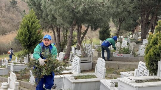 (İHA) - İstanbul’un Arnavutköy ilçesinde Ramazan Bayramı öncesinde sabahın erken saatlerinde mezarlıklar