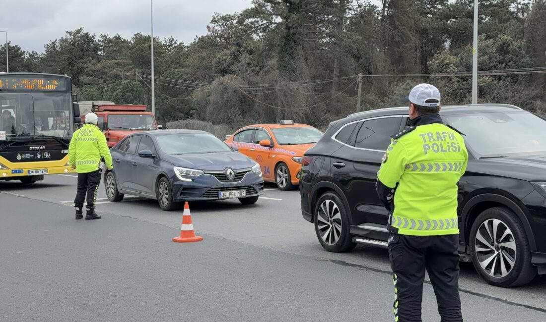 (İHA) - İstanbul'un Arnavutköy ilçesinde bayram öncesinde trafik ekiplerince kapsamlı denetim gerçekleştirildi.