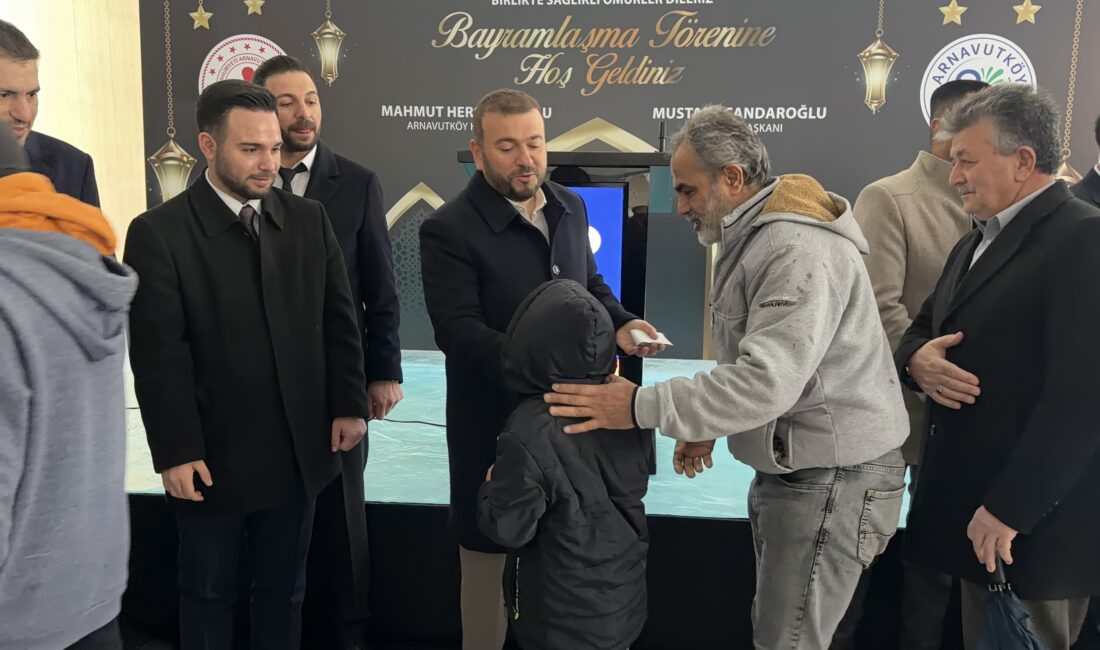 (İHA) - İstanbul’un Arnavutköy’de Ramazan Bayramı’nın manevi atmosferi sabah saatlerinde kılınan