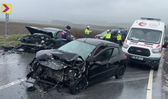 (İHA) - Arnavutköy'de iki aracın çarpıştığı trafik kazasında 3